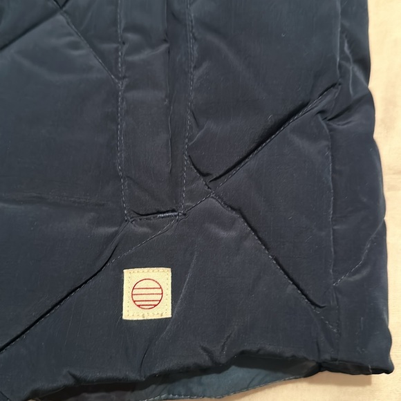 MARINE LAYER NAVY PUFFY VEST - SIZE L! MINT CONDITION! ONLY WORN 1 TIME! 🔴🟠🟡 - Picture 3 of 5
